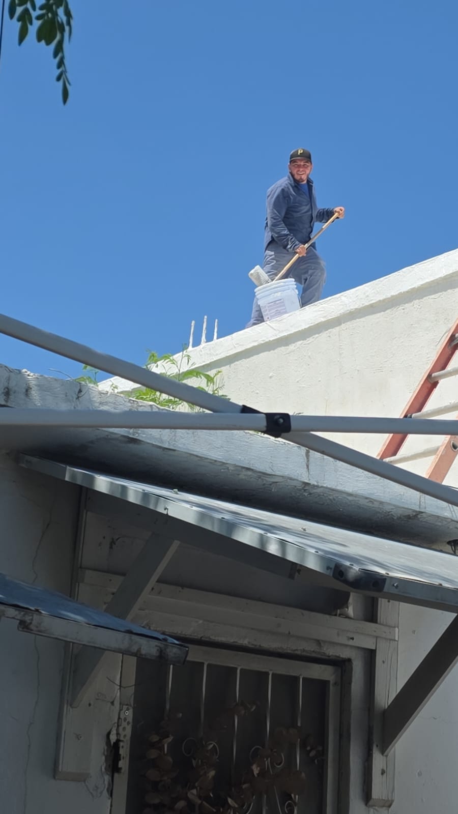 Persona aplicando producto Nanoimper en estructura exterior