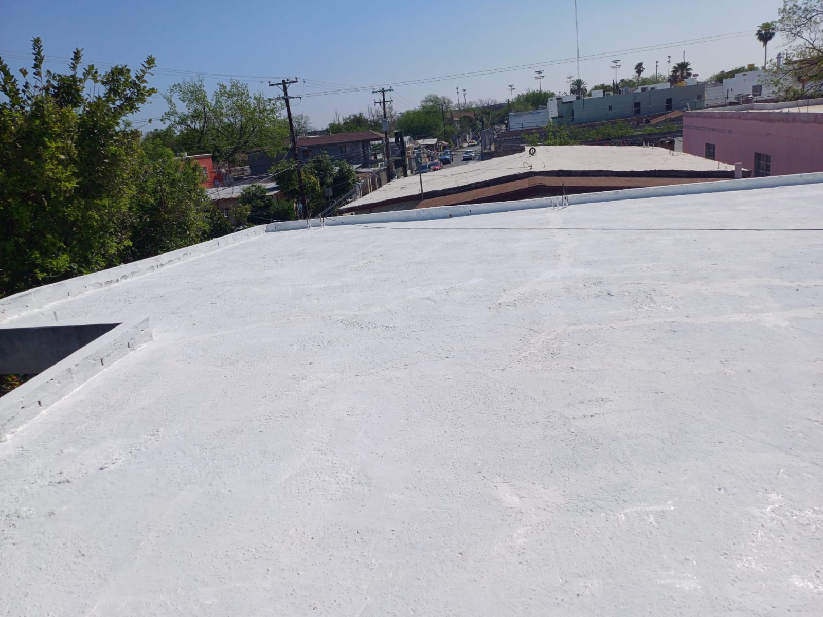 Techo impermeabilizado con acabado blanco aplicado con productos Nanoimper